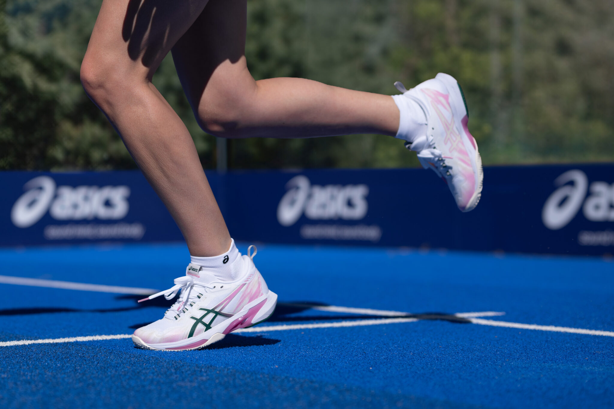 ASICS Sonicsmash FF padelsko i lyserød og hvid med letvægtsdesign til hurtige retningsskift og høj komfort på padelbanen
