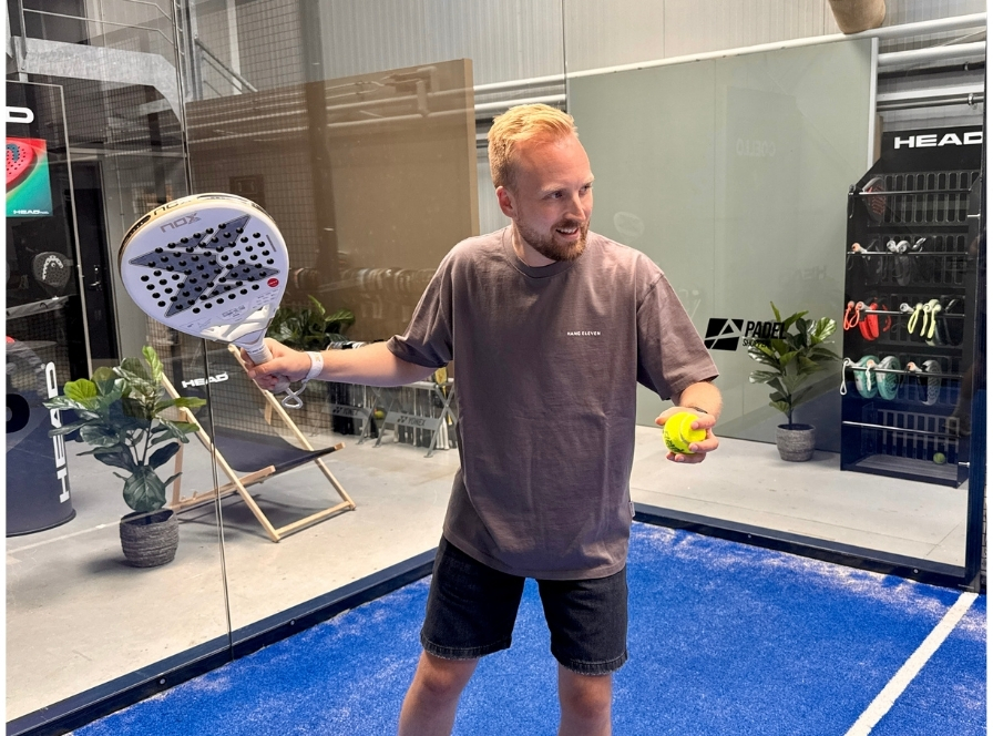 Padelspelare visar NOX-padelracket för avancerade spelare i Padelshoppens showroom